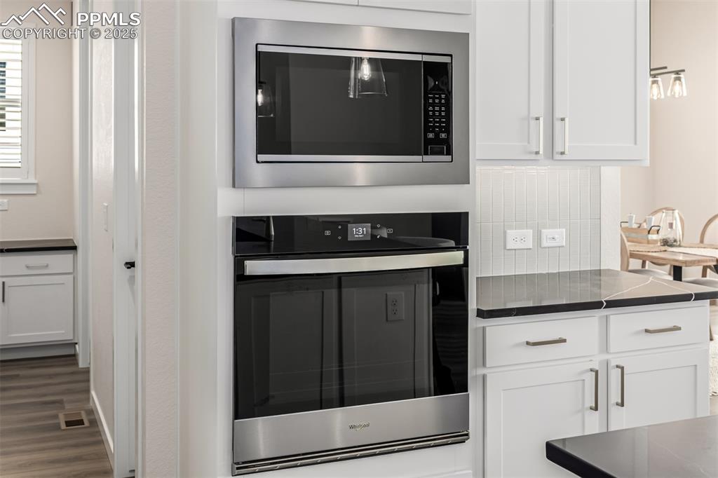 Image 21 of 48: Kitchen