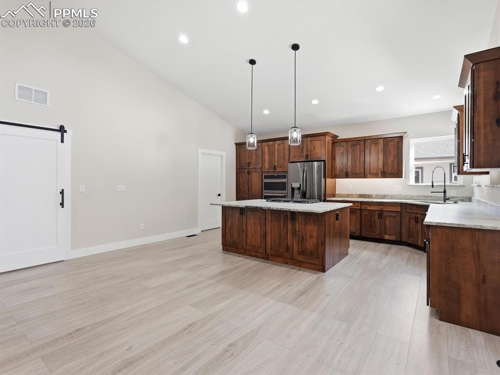 Image 14 of 46: Kitchen