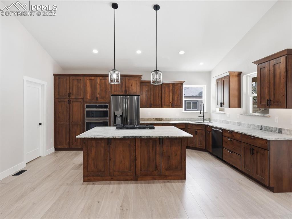 Image 15 of 46: Kitchen