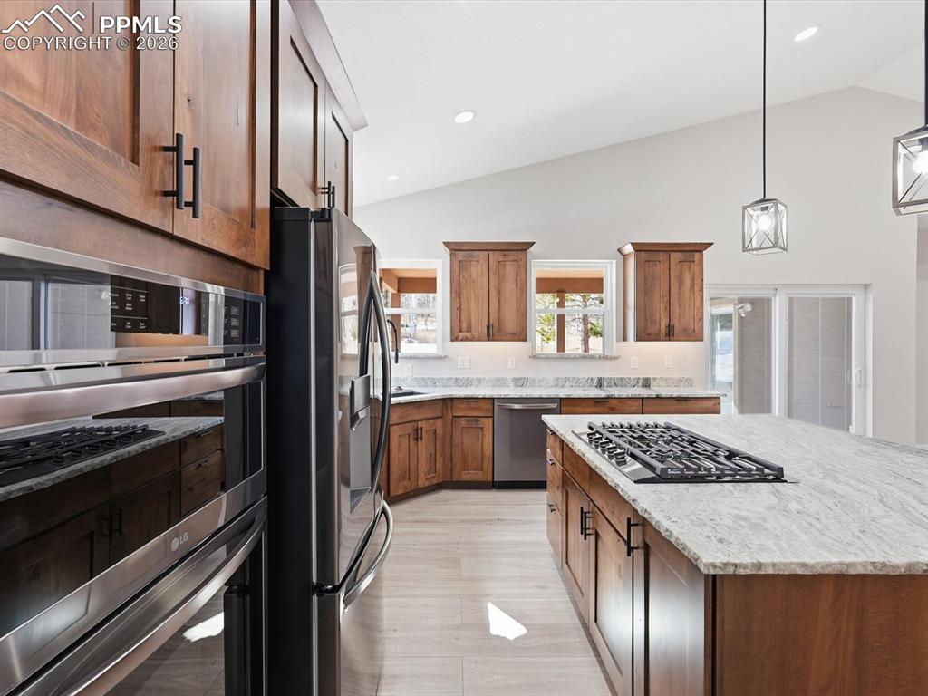 Image 19 of 46: Kitchen