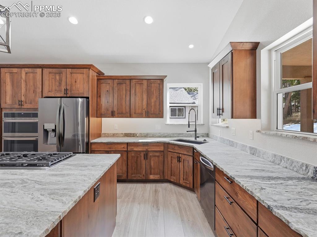 Image 22 of 46: Kitchen