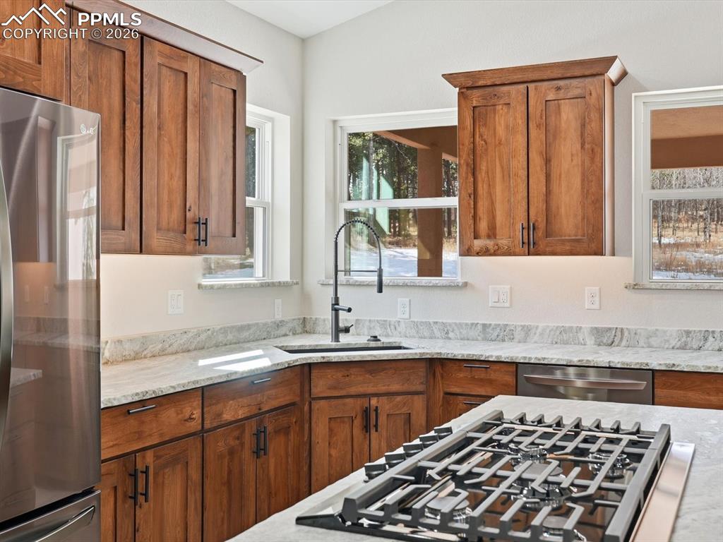 Image 23 of 46: Kitchen