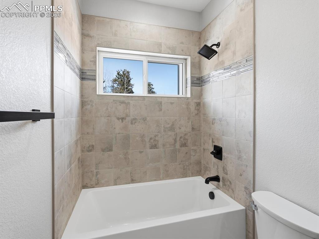 Image 29 of 46: Bathroom