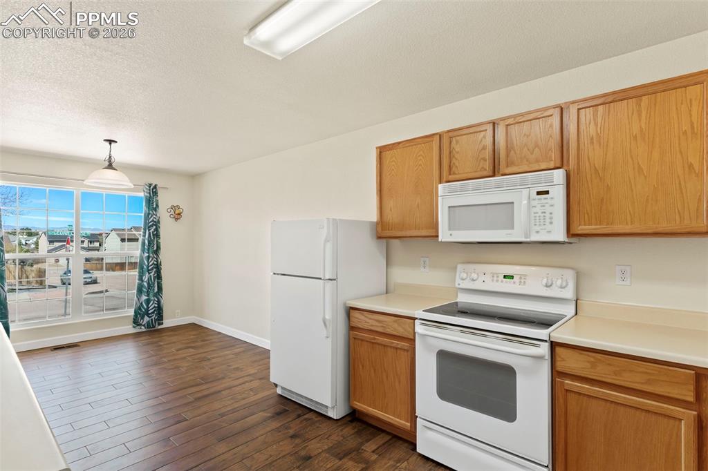 Image 21 of 36: Kitchen