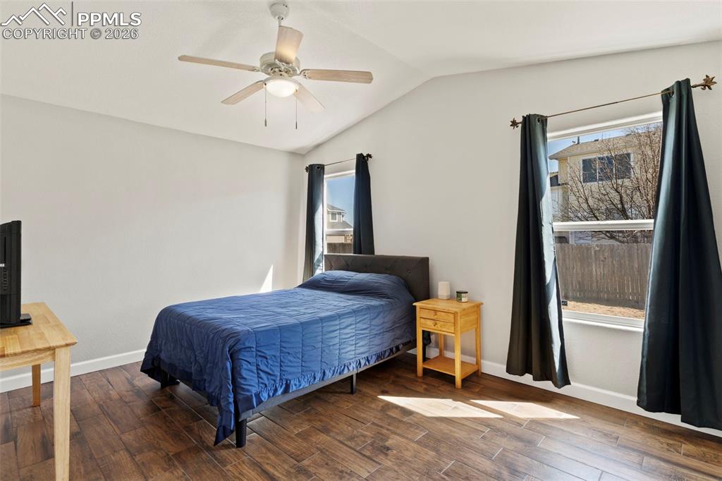 Image 25 of 36: Bedroom