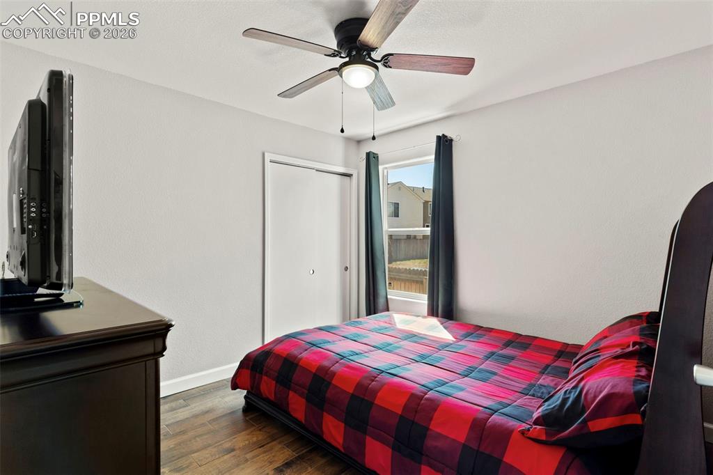 Image 29 of 36: Bedroom