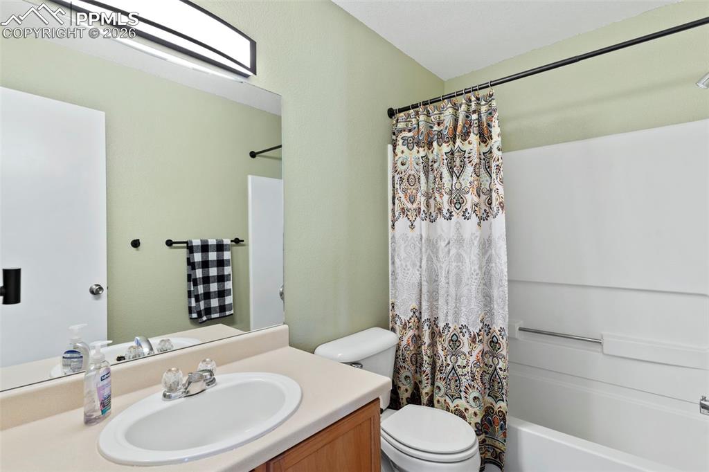 Image 30 of 36: Bathroom