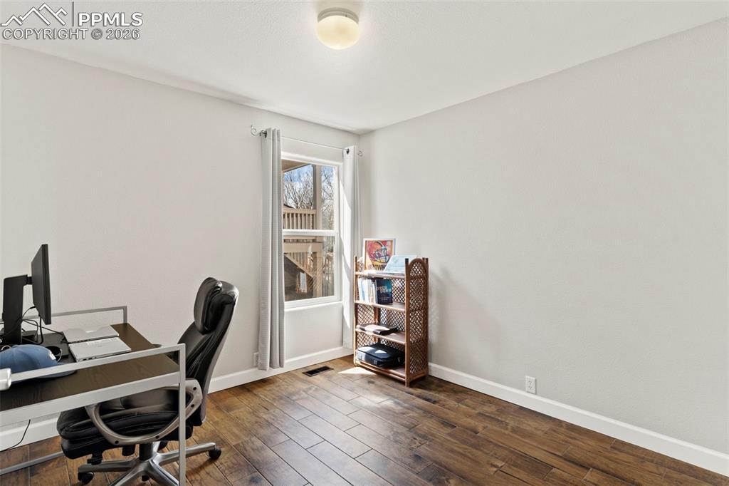 Image 31 of 36: Office