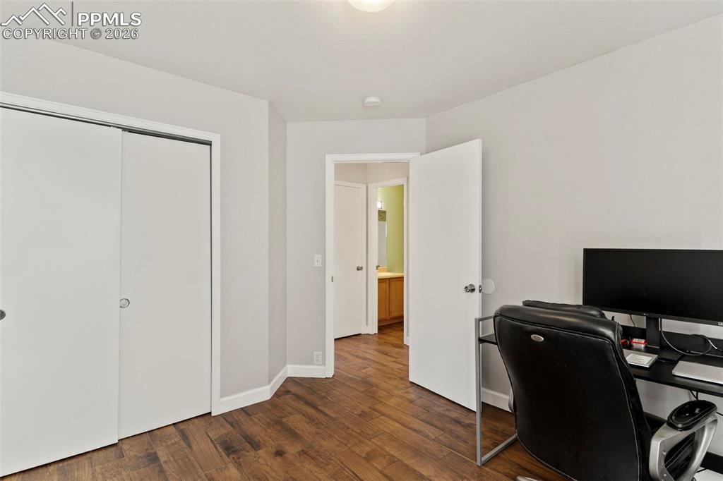 Image 32 of 36: Office