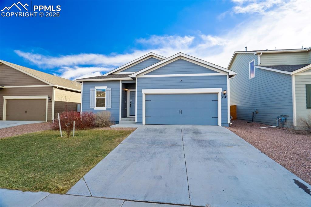 Image 40 of 41: Long driveway is an extra bonus. 