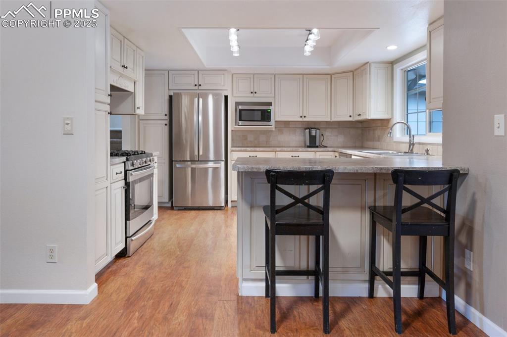 Image 10 of 46: Breakfast Bar
