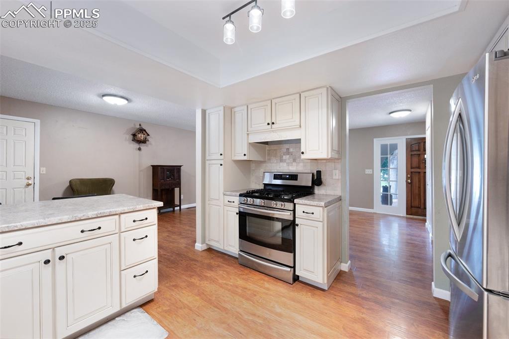 Image 11 of 46: Kitchen