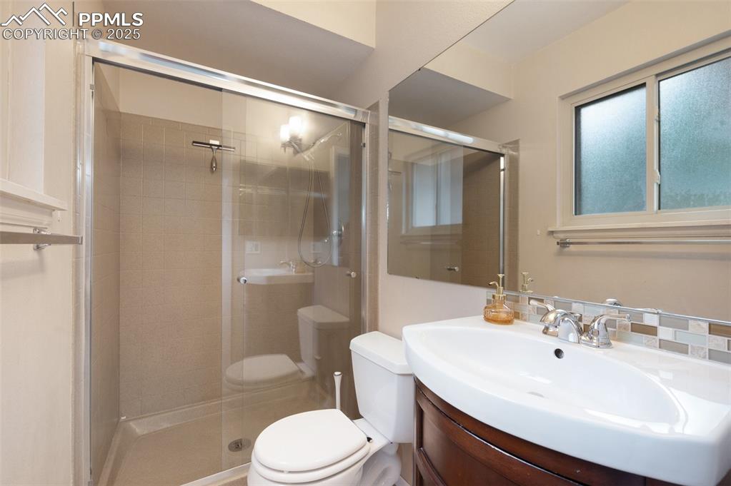 Image 18 of 46: Bathroom