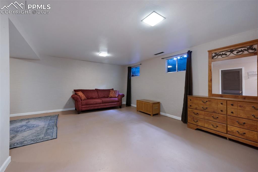 Image 31 of 46: Sitting Room
