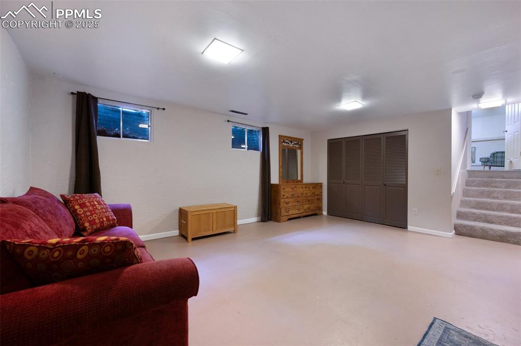 Image 33 of 46: Living Room