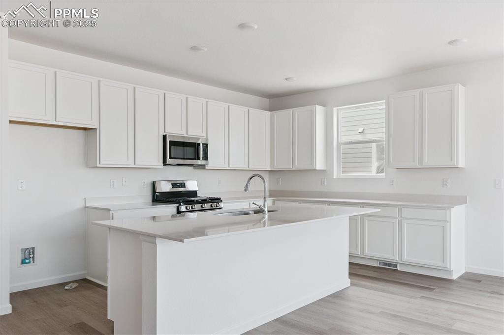 Image 10 of 19: Kitchen