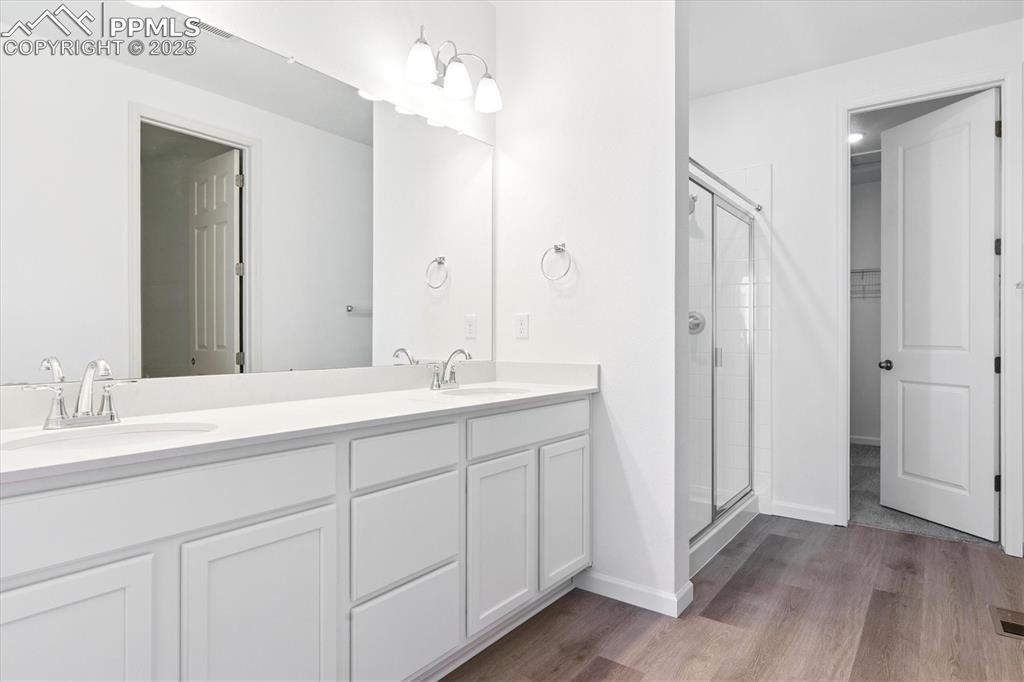 Image 14 of 19: Bathroom