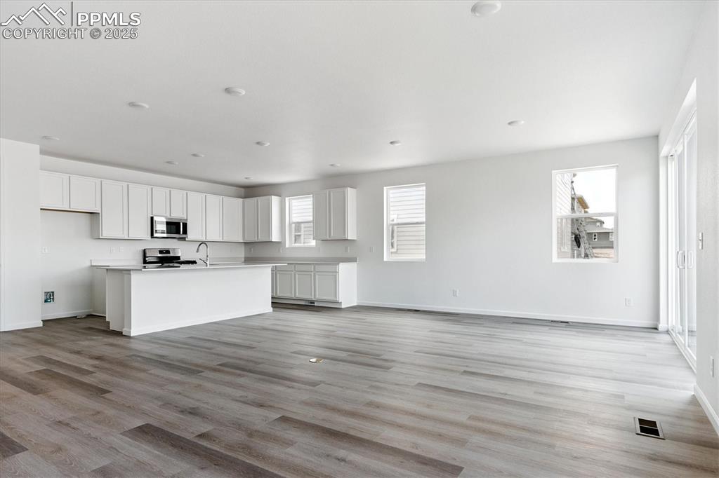 Image 9 of 19: Kitchen