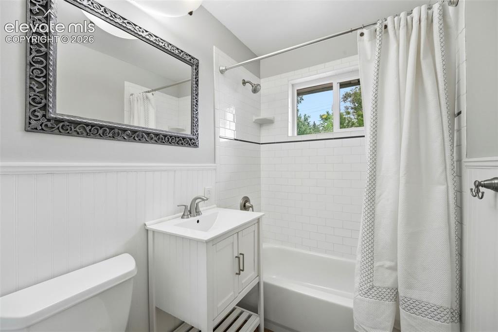Image 22 of 48: Bathroom
