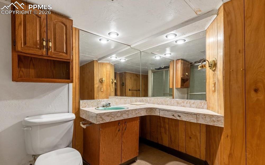 Image 26 of 46: Bathroom