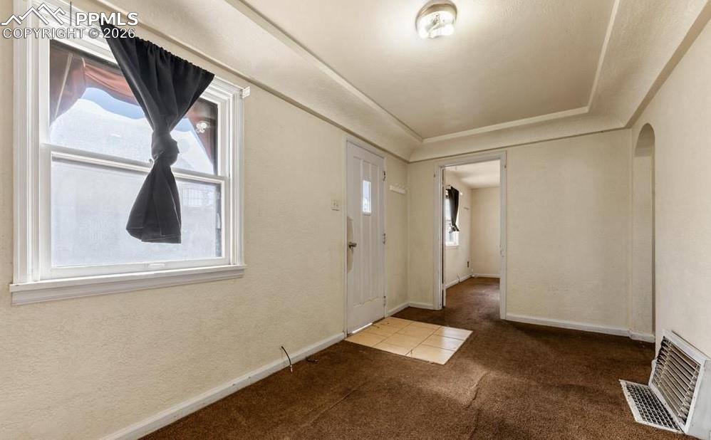 Image 32 of 46: Entry