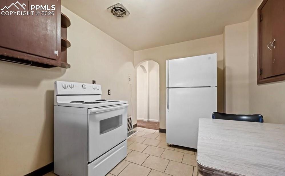 Image 36 of 46: Kitchen