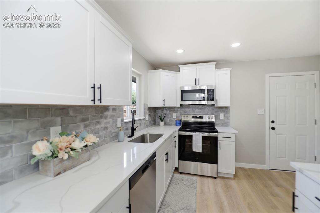 Image 15 of 38: Kitchen
