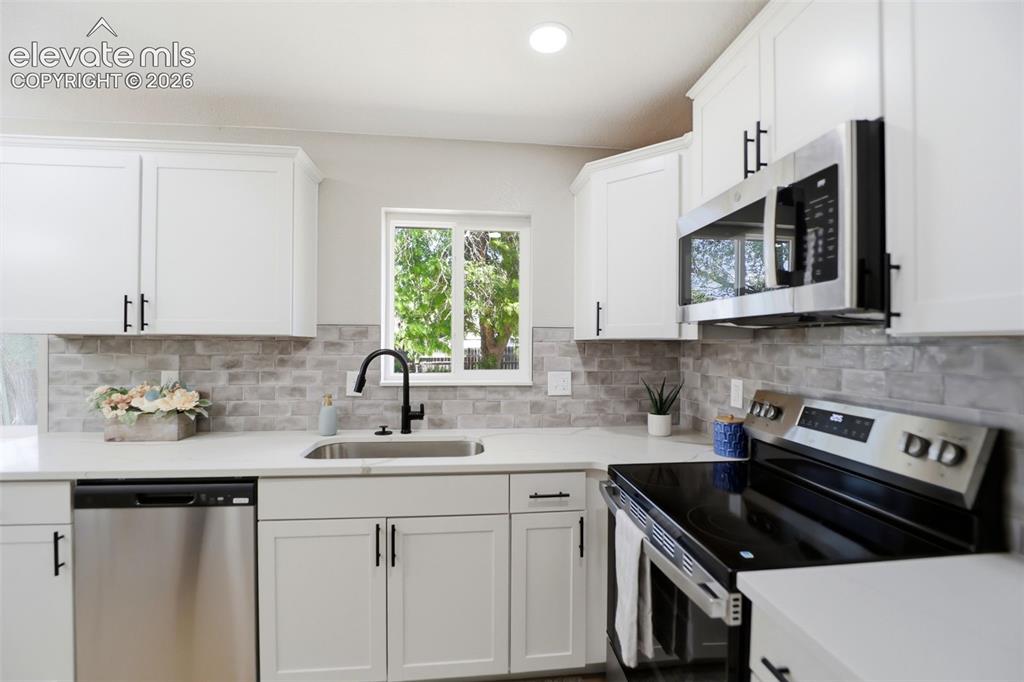 Image 17 of 38: Kitchen
