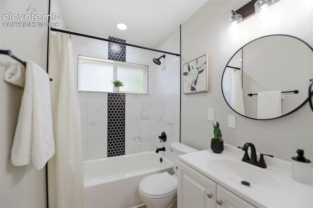 Image 19 of 38: Bathroom