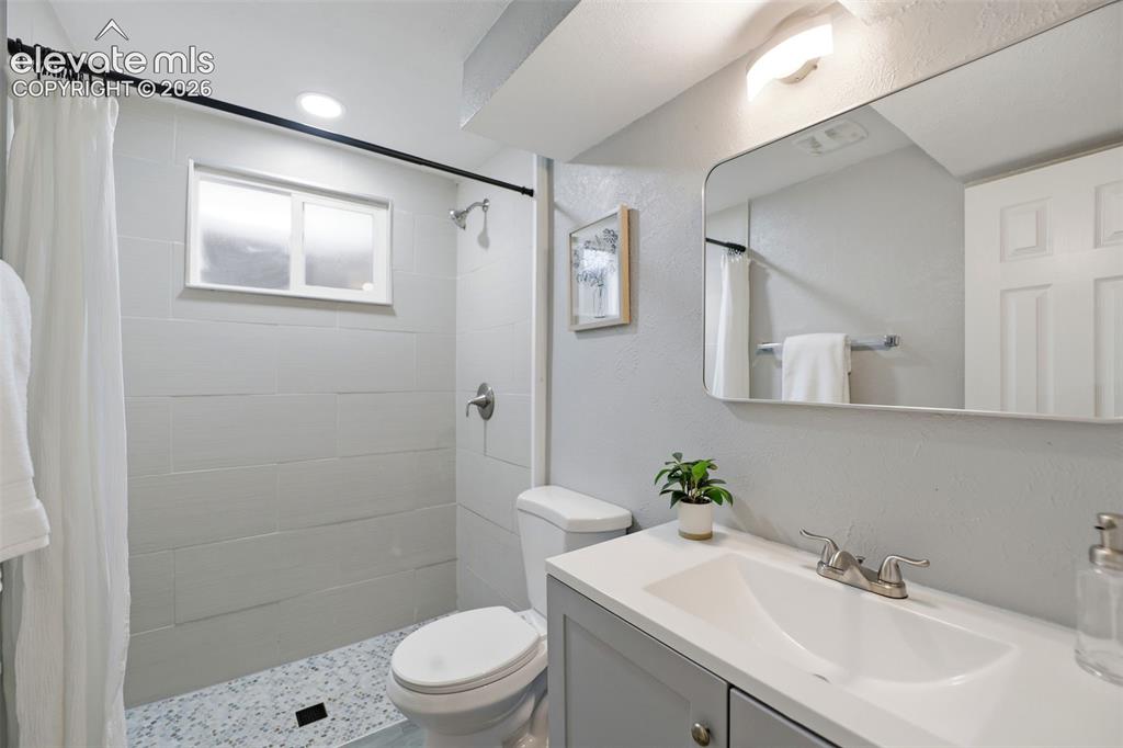 Image 33 of 38: Bathroom