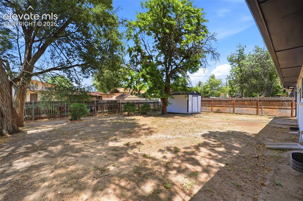 Image 41 of 42: Yard