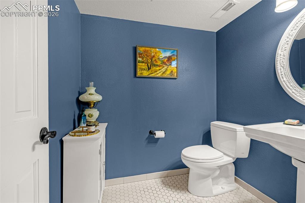 Image 16 of 47: Bathroom