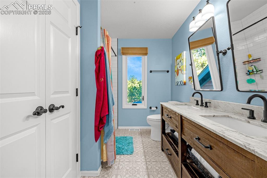 Image 21 of 47: Bathroom