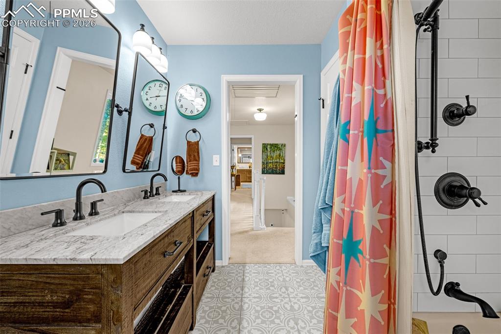 Image 22 of 47: Bathroom