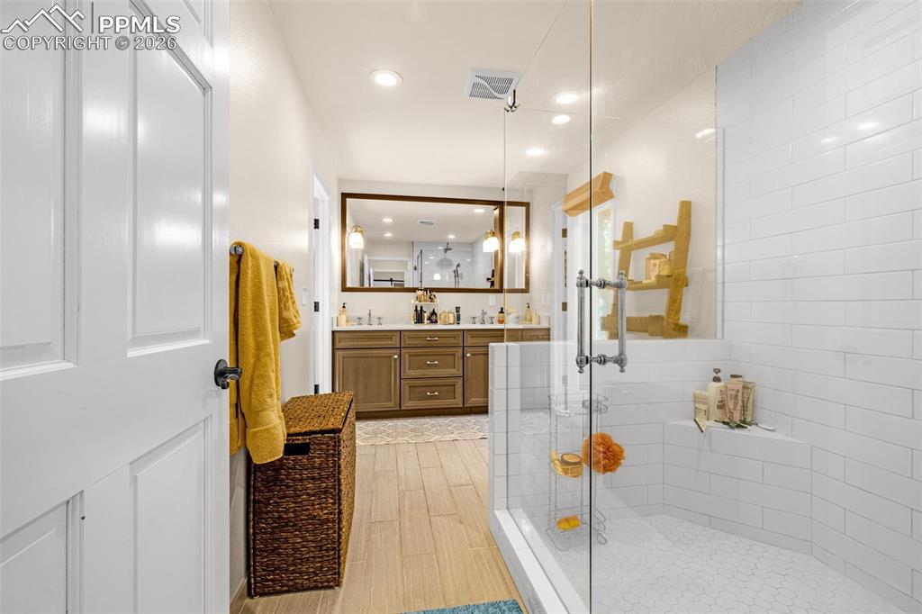 Image 31 of 47: Bathroom