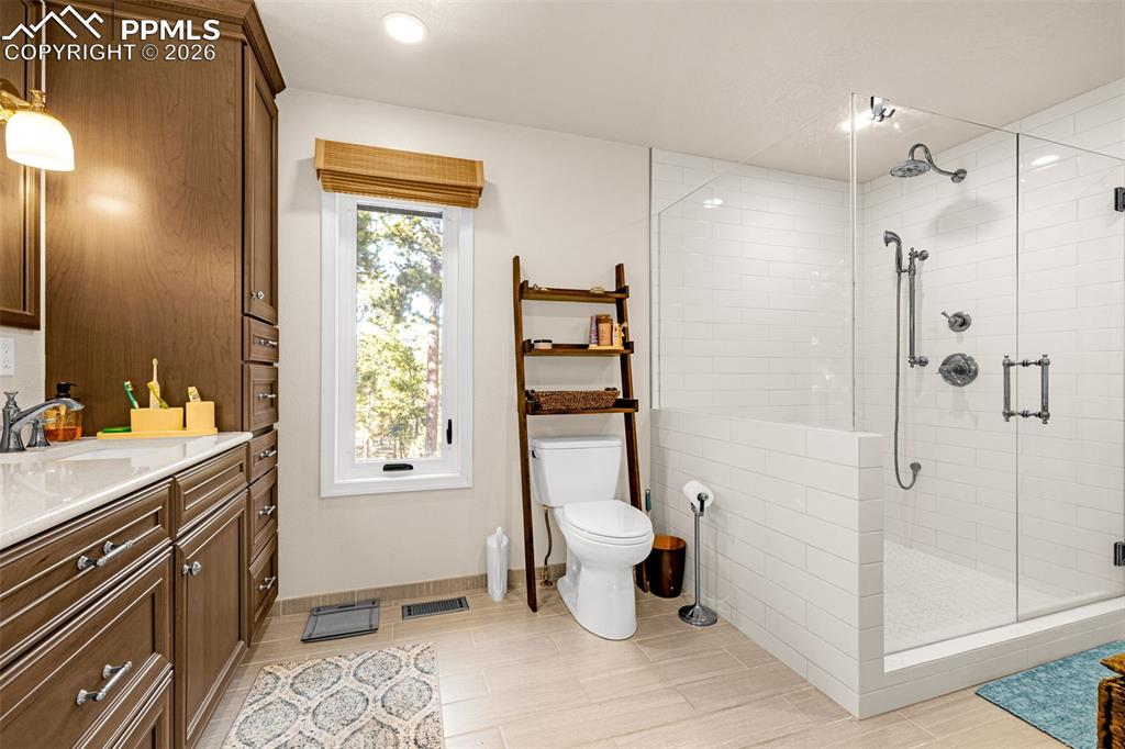 Image 32 of 47: Bathroom