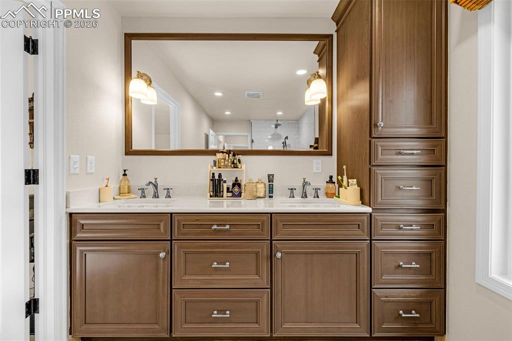 Image 33 of 47: Bathroom