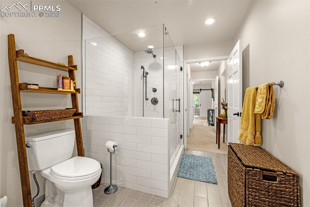 Image 34 of 47: Bathroom