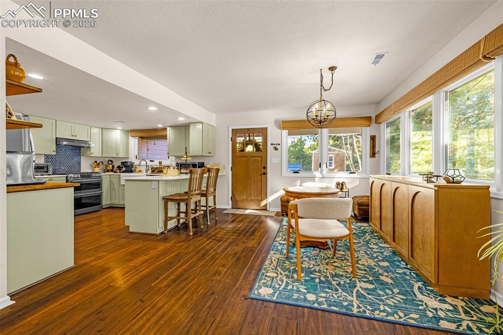 Image 6 of 47: Dining Area