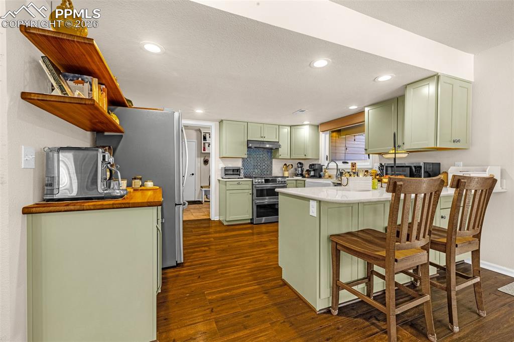 Image 7 of 47: Kitchen