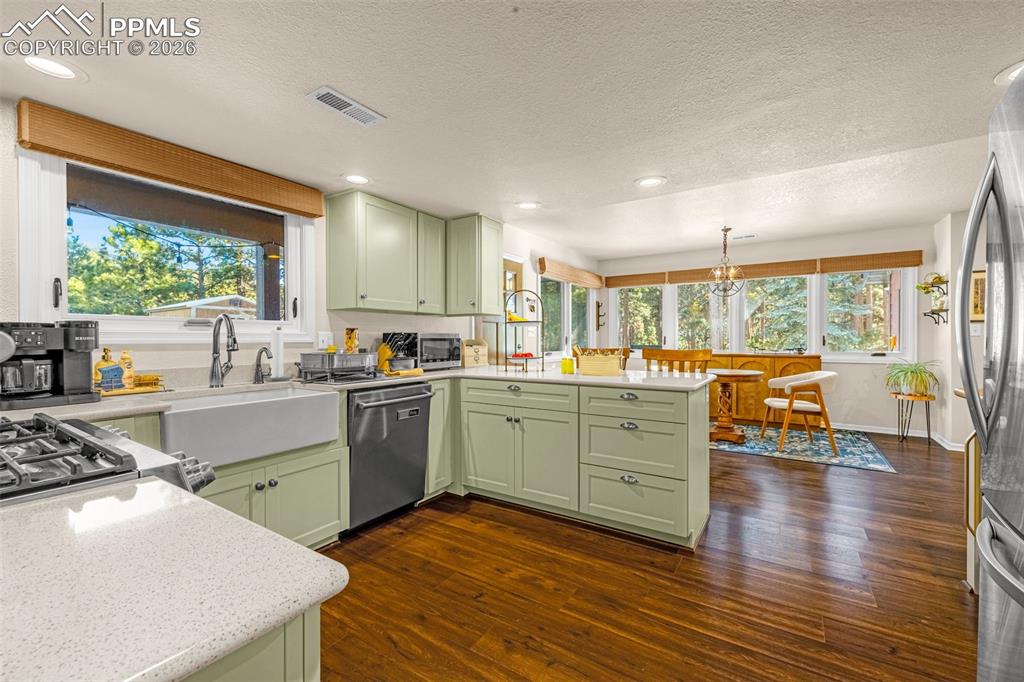 Image 8 of 47: Kitchen