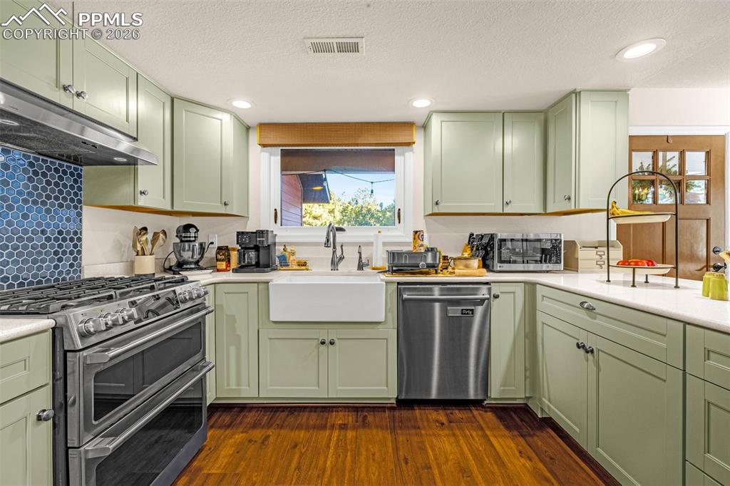 Image 9 of 47: Kitchen
