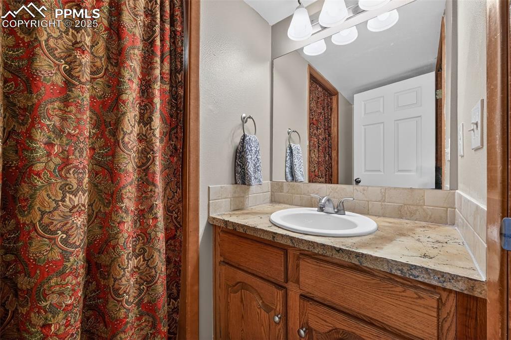 Image 15 of 38: Bathroom