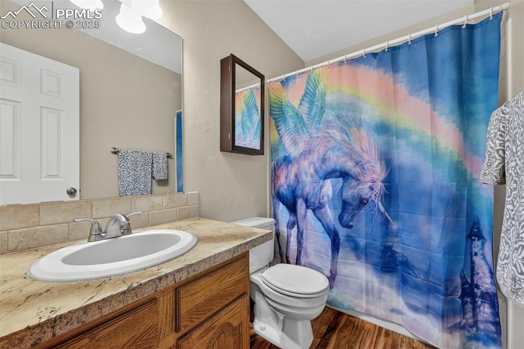 Image 23 of 38: Bathroom