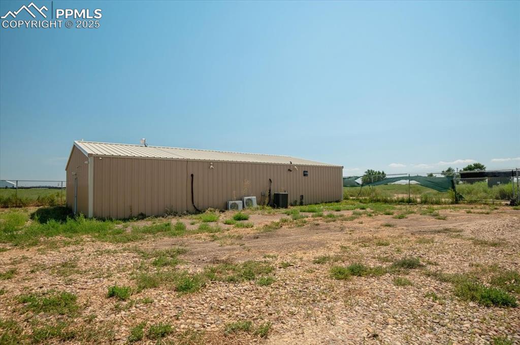 Image 41 of 46: Yard