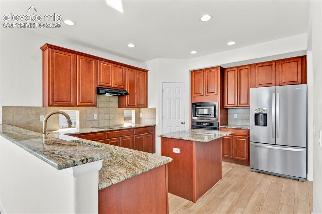 Image 14 of 50: Kitchen
