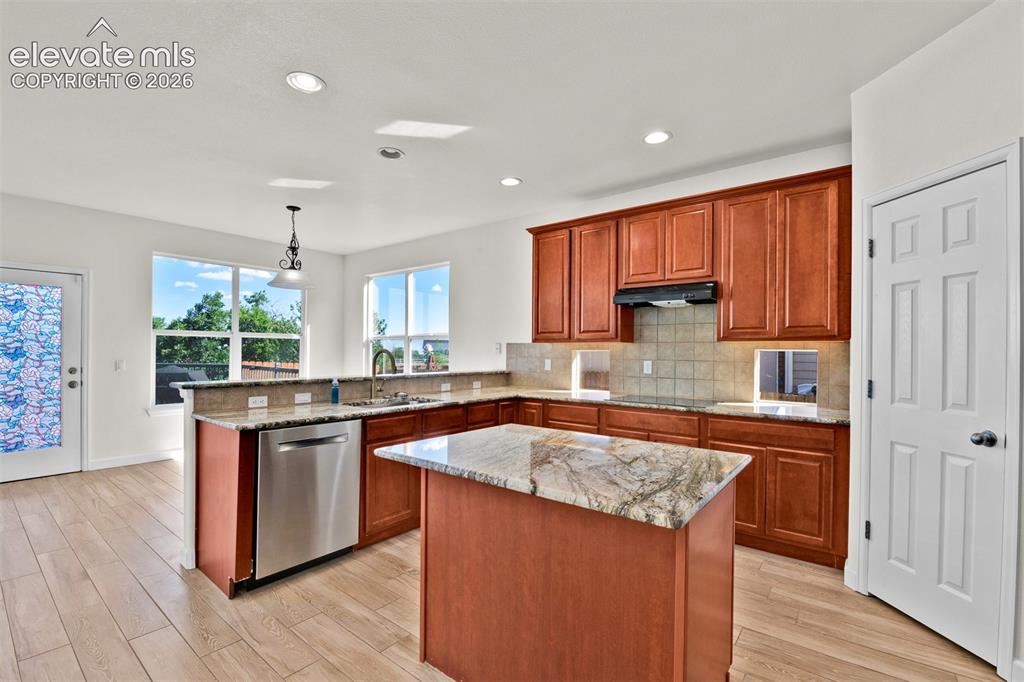 Image 15 of 50: Kitchen