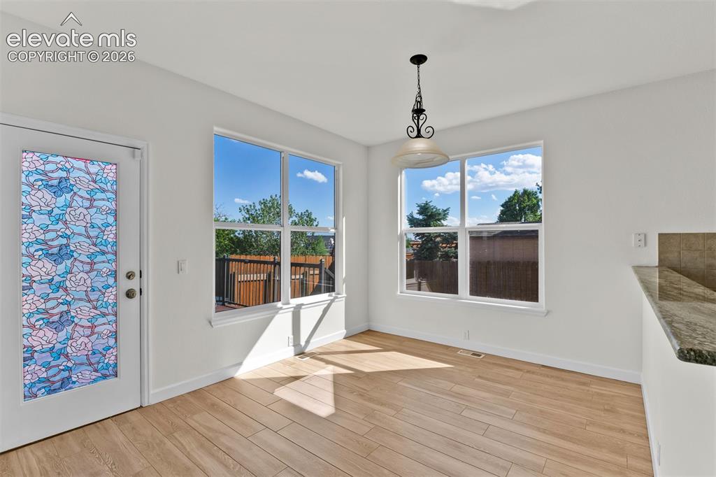 Image 16 of 50: Dining Area