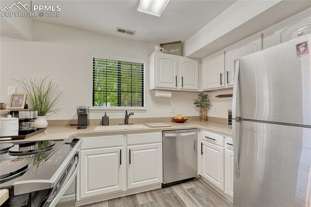 Image 12 of 46: Kitchen