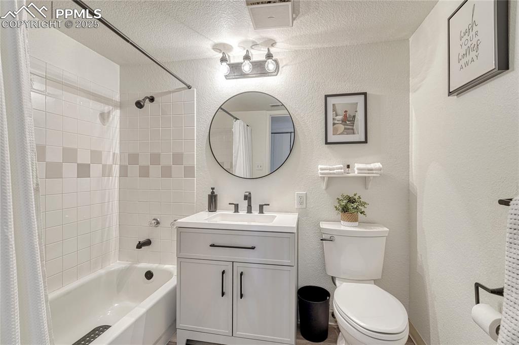 Image 20 of 46: Bathroom